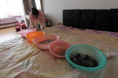 昌乐楼上漏水，住户失联，小区没物管，业主维权难！律师来支招……